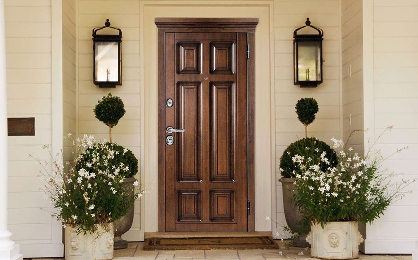 Купить входные двери в дом в москве. Входная дверь в дом. Двери в загородный дом. Красивые деревянные двери. Дверь входная деревянная.